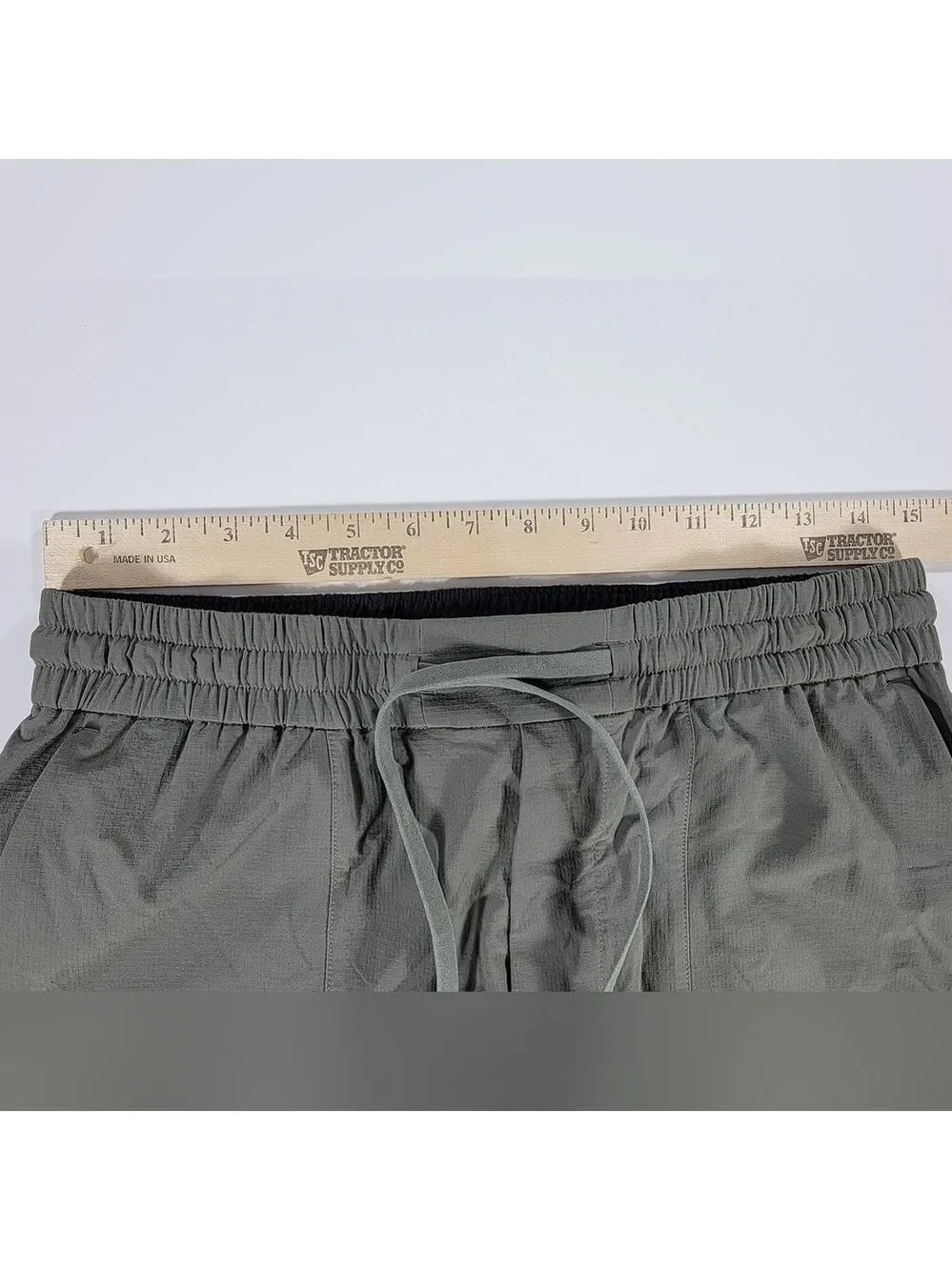 Lululemon Bowline Shorts Mens Medium  Green Athletic Gym Pockets Stretch